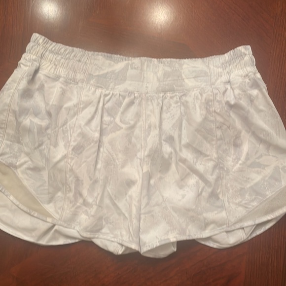 Lululemon Hotty Hot Shorts. 4 inch. Size 10. Great condition! - Picture 1 of 4